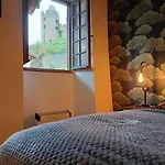 Chateau-une - A Beautiful Historic Medieval Rental. بيت للعطل *