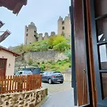Chateau-une - A Beautiful Historic Medieval Rental. بيت للعطل