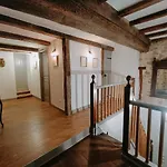 Chateau-une - A Beautiful Historic Medieval Rental. بيت للعطل *