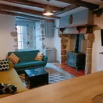 بيت للعطل Chateau-une - A Beautiful Historic Medieval Rental. *