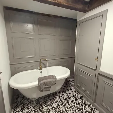 Hébergement de vacances Chateau-une - A Beautiful Historic Medieval Rental.