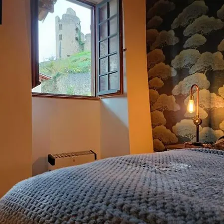 Chateau-une - A Beautiful Historic Medieval Rental. Nyaraló *