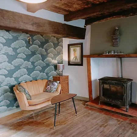 Hébergement de vacances Chateau-une - A Beautiful Historic Medieval Rental. *