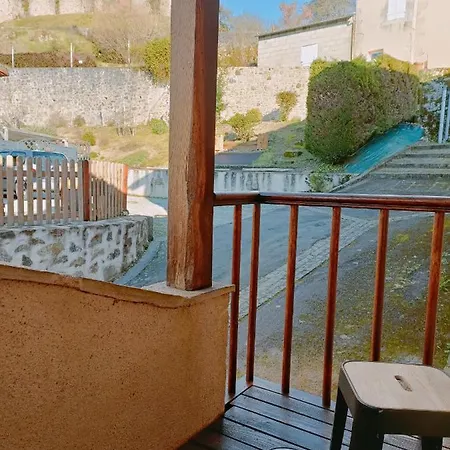 Chateau-une - A Beautiful Historic Medieval Rental. Hébergement de vacances