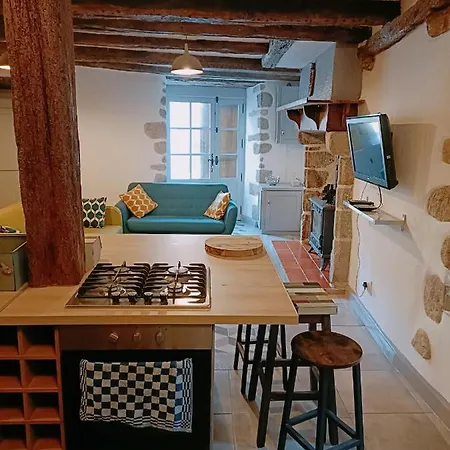 Hébergement de vacances Chateau-une - A Beautiful Historic Medieval Rental.