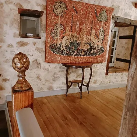 Hébergement de vacances Chateau-une - A Beautiful Historic Medieval Rental.