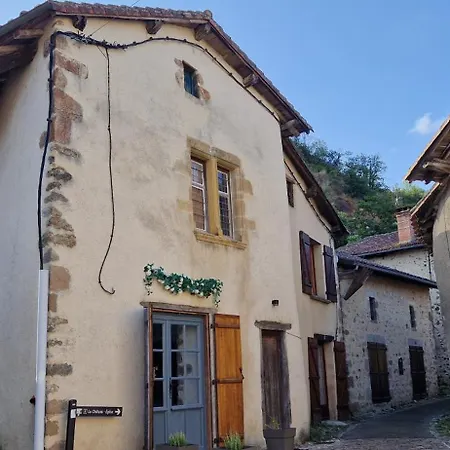 Chateau-une - A Beautiful Historic Medieval Rental. * Confolens